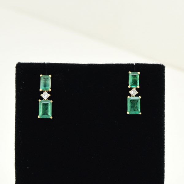 14K gold earrings with oval emeralds and diamonds. Elegant design with polished finish. Ideal gift, featuring high-quality authentic emeralds. SKU: ER2122.