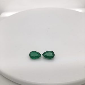 Natural emerald pear-shaped gemstone, 4.43 carats, 10.6x7 mm, untreated and from Zambia. Perfect for crafting elegant earrings, rings, or pendants. Birthstone for May.