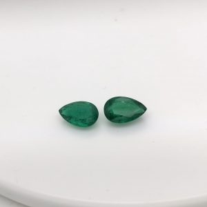 Natural emerald pear-shaped gemstone, 4.43 carats, 10.6x7 mm, untreated and from Zambia. Perfect for crafting elegant earrings, rings, or pendants. Birthstone for May.