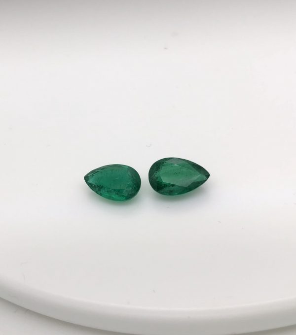 Natural emerald pear-shaped gemstone, 4.43 carats, 10.6x7 mm, untreated and from Zambia. Perfect for crafting elegant earrings, rings, or pendants. Birthstone for May.